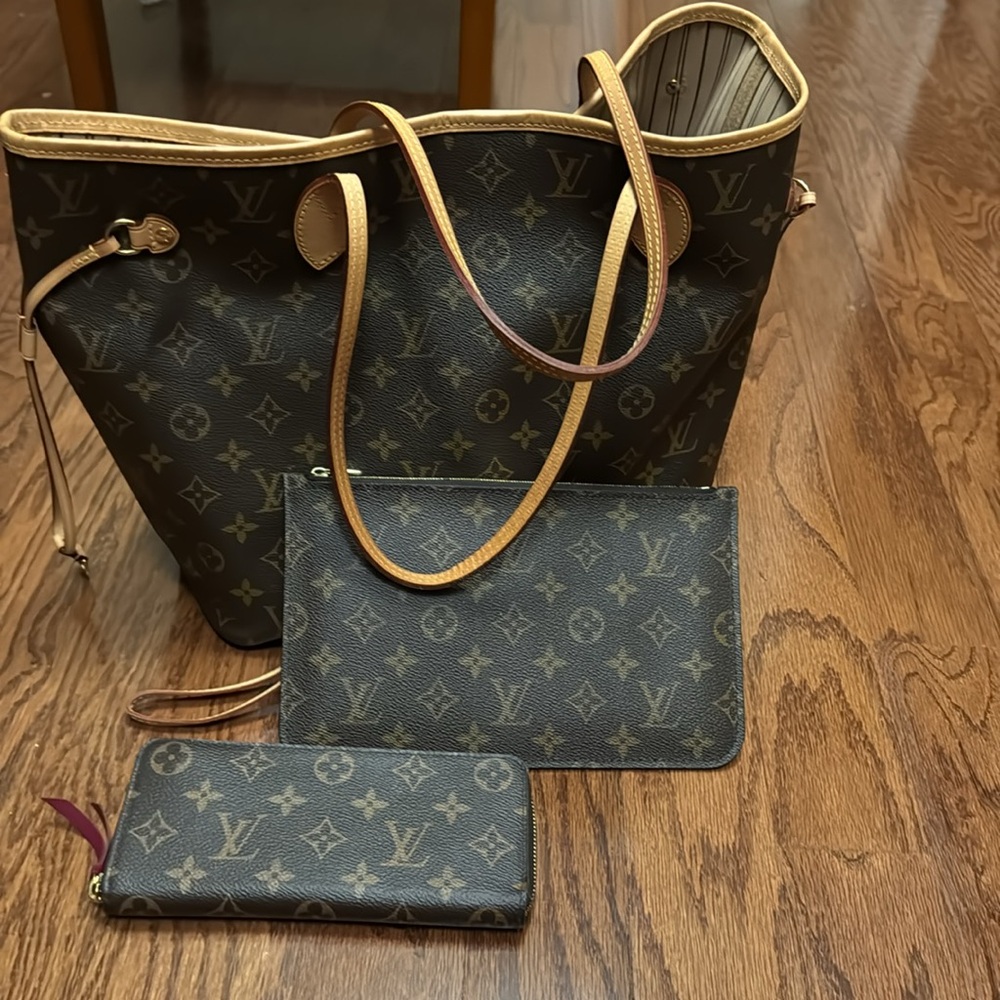 Excellent Neverfull bag with matching pouchette and wallet!